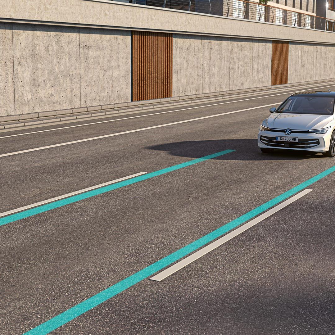 Ein weißer VW Golf nutzt den Lane Assist, um in der Spur zu bleiben.