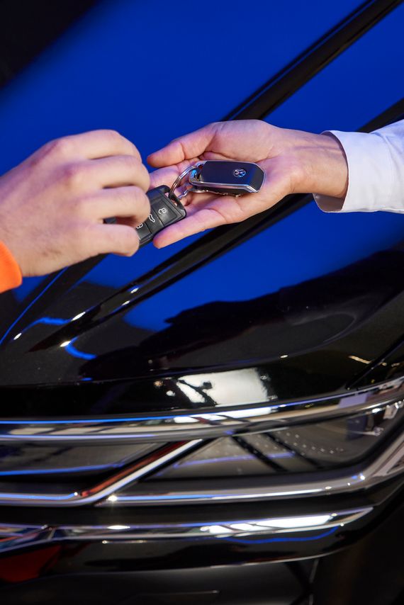 Volkswagen Autoschlüssel werden an eine Kundin übergeben