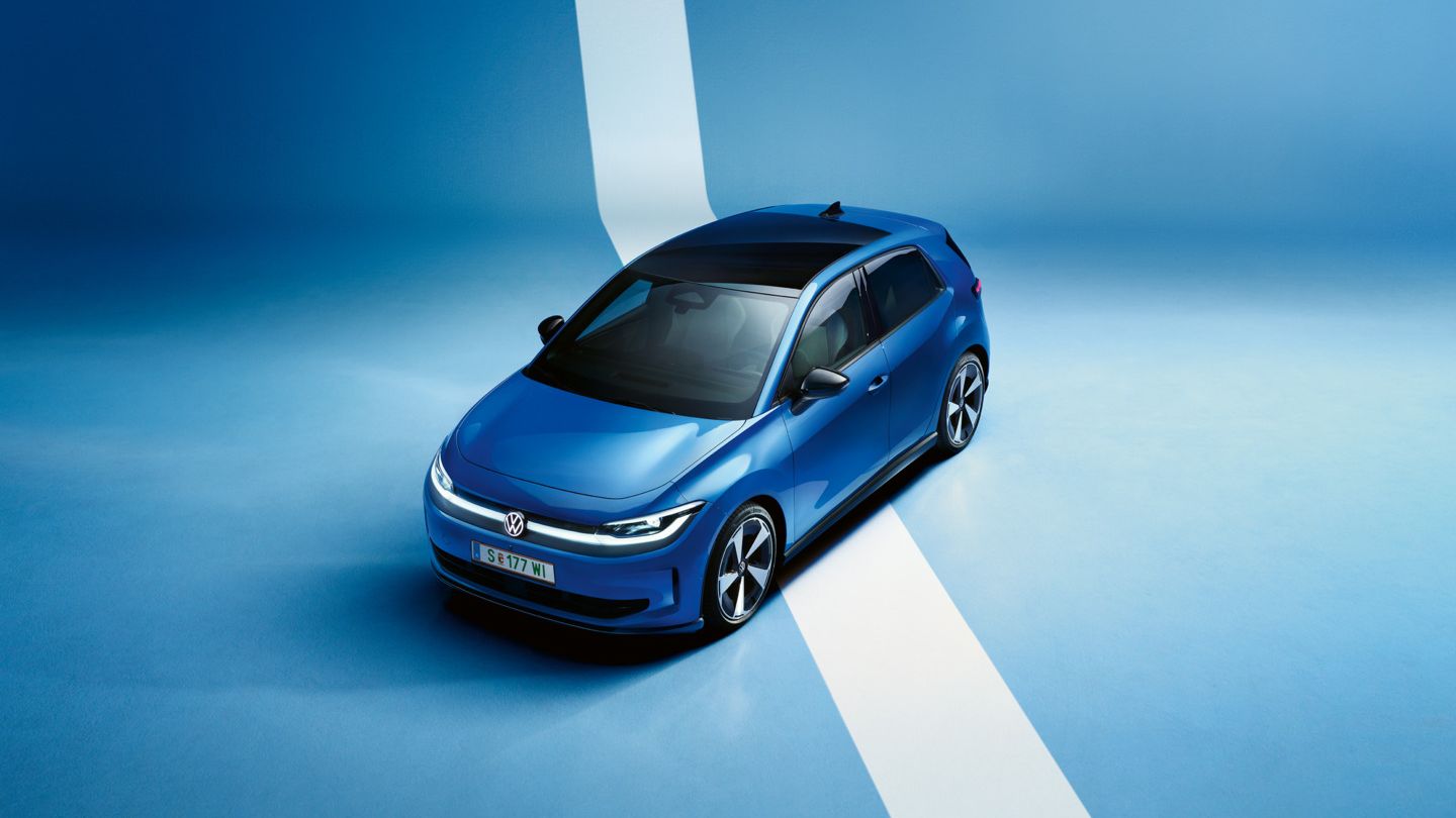 Изглед отгоре към предната част на син VW ID. Поло стил на светлосин фон.