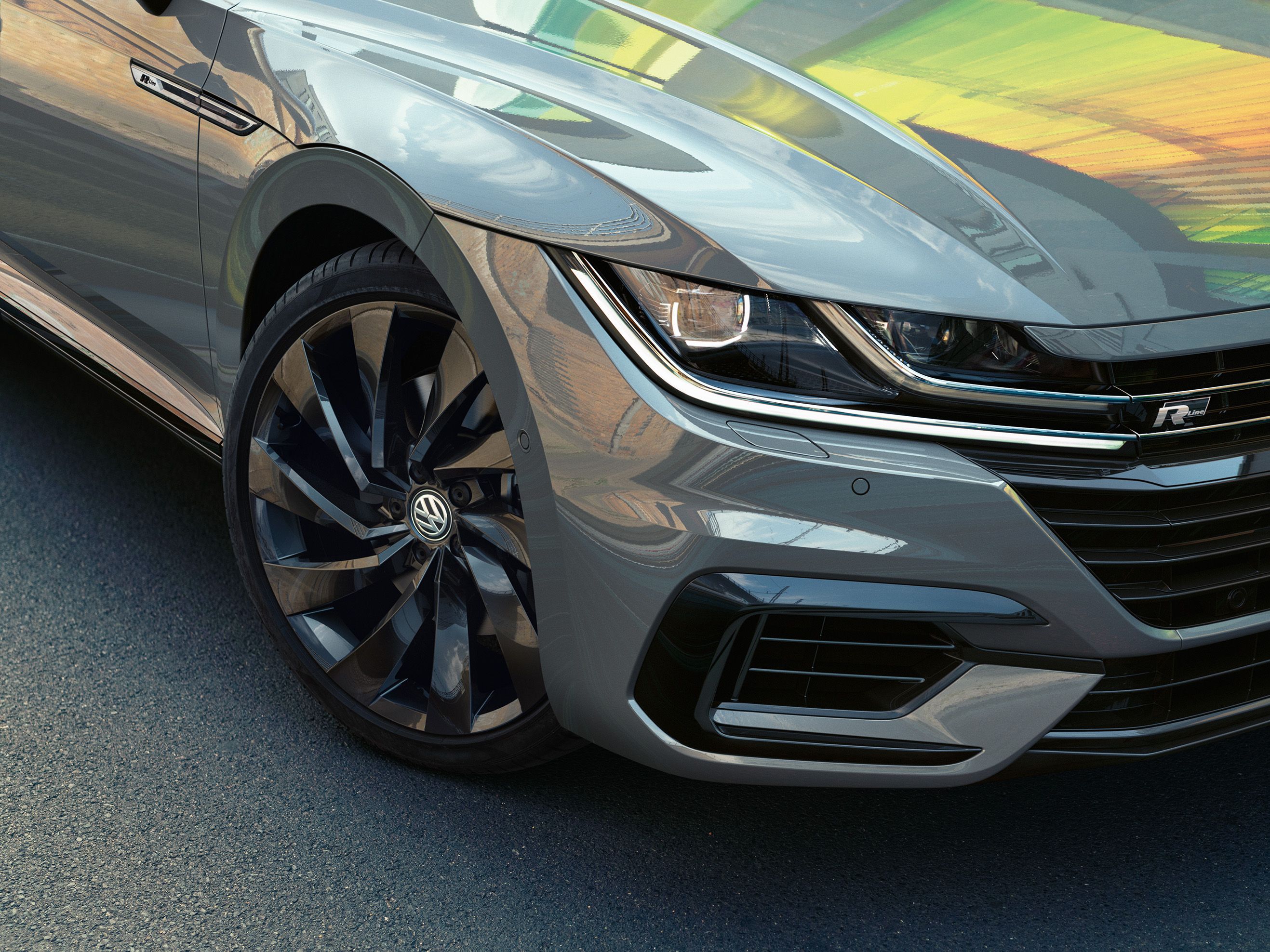 Близък план на предната броня, фарове и джанта на сив Volkswagen Arteon Shooting Brake R-Line