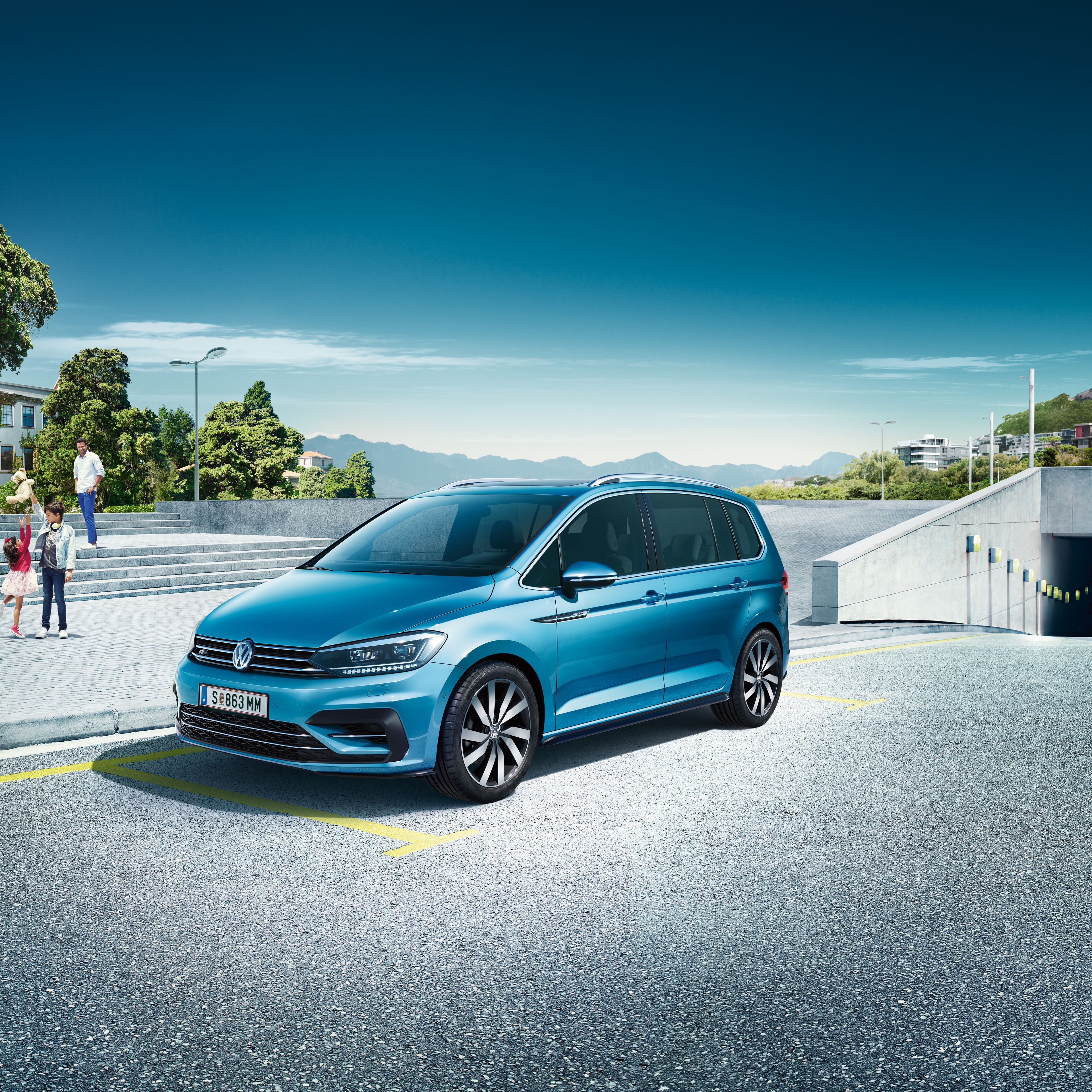 vw touran blau familienauto seitenansicht