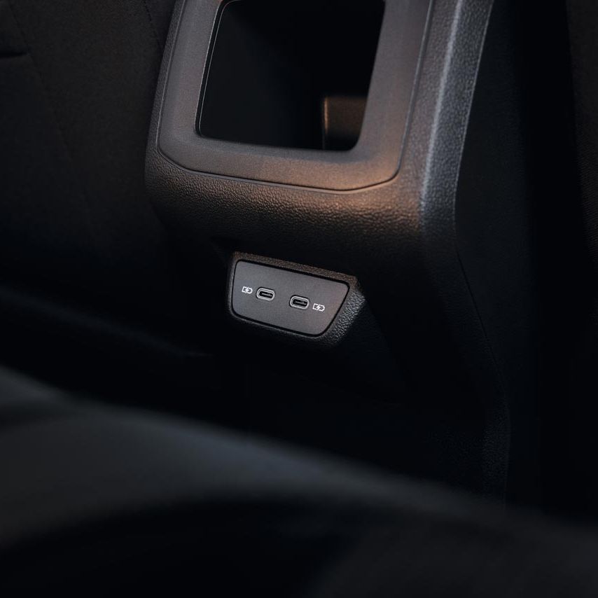 Изглед отблизо на USB-C портовете на задните седалки
