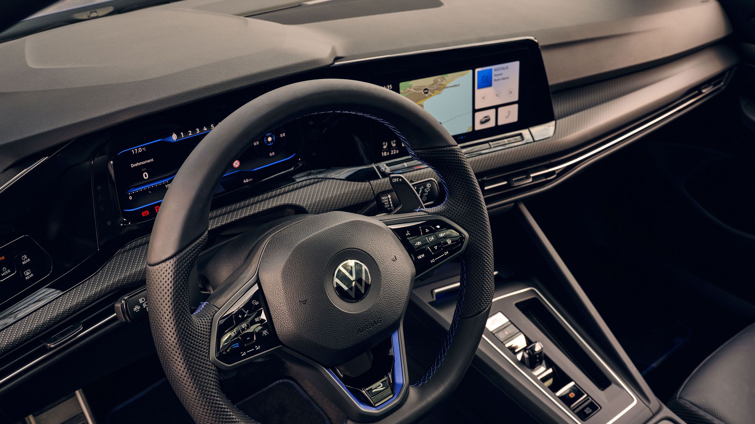 Кокпит на Volkswagen Golf Variant R с дигитален дисплей и спортен волан