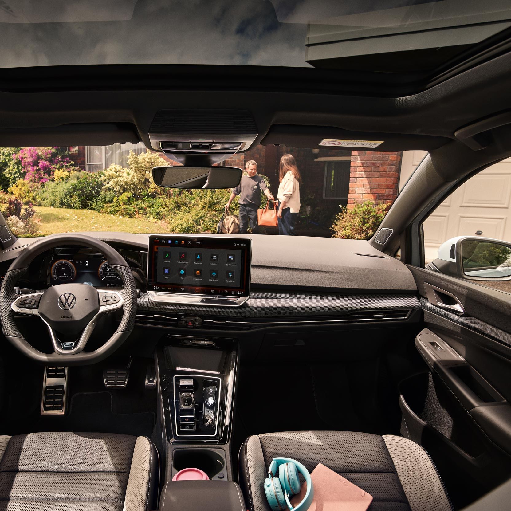 Innenansicht auf den vorderen Bereich des VW Golf Estate mit Lenkrad, großem Bildschirm und der Mittelkonsole.