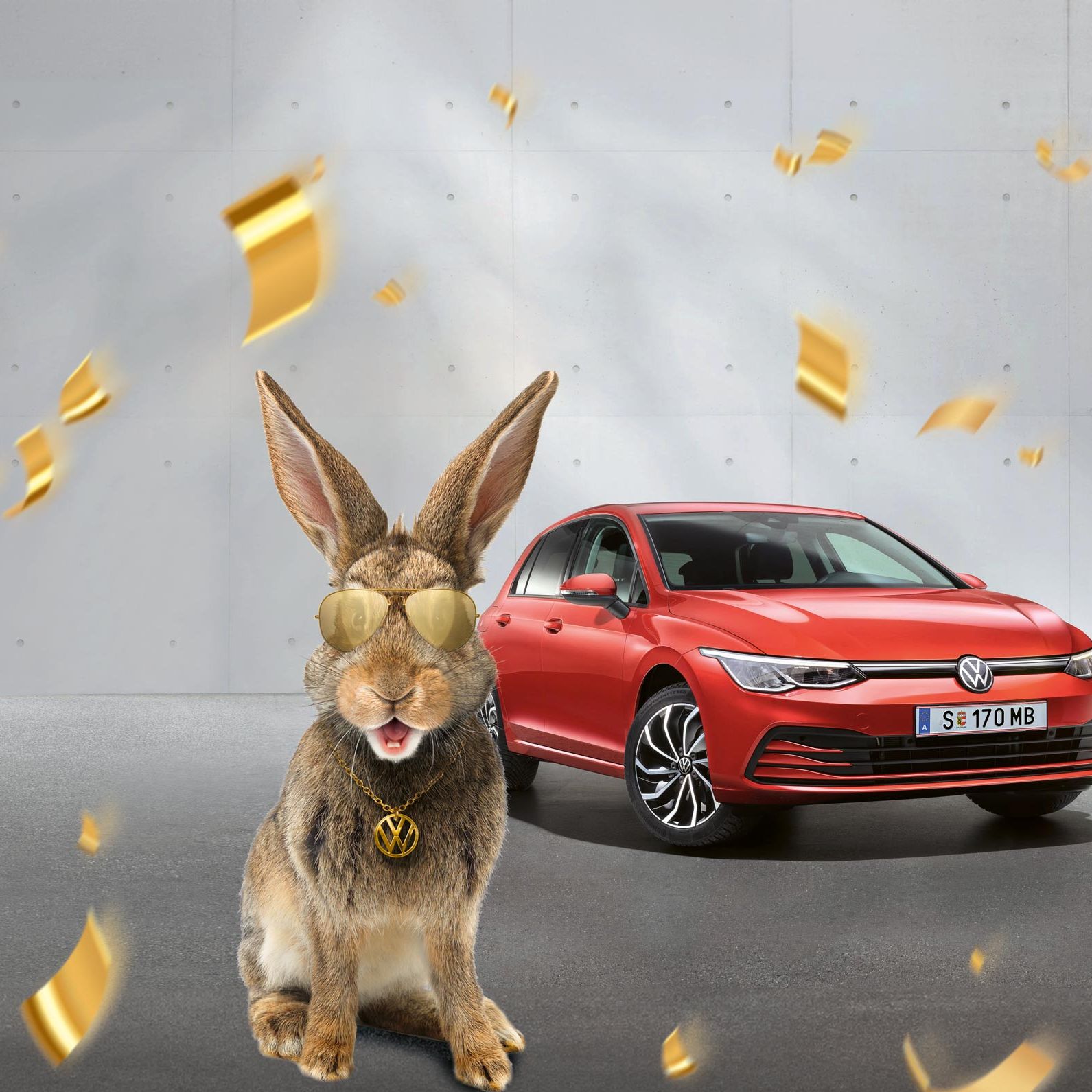 Червен Volkswagen Golf с великденски заек, носещ златни очила и медальон с логото на Volkswagen, заобиколен от падащи златни конфети