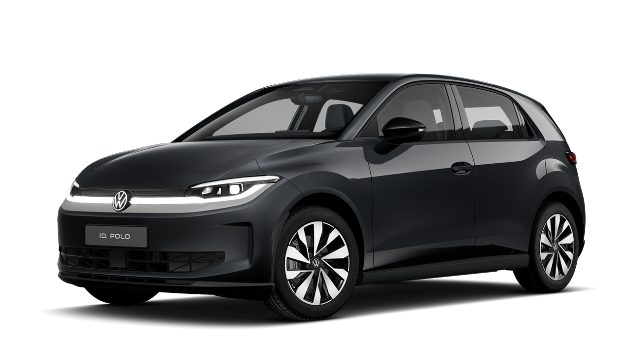 Schwarzer VW ID. Polo in schräger Frontansicht vor weißem Hintergrund. Das Fahrzeug hat eine glatte, geschlossene Front mit durchgehendem LED‑Lichtband und aerodynamischen Felgen.