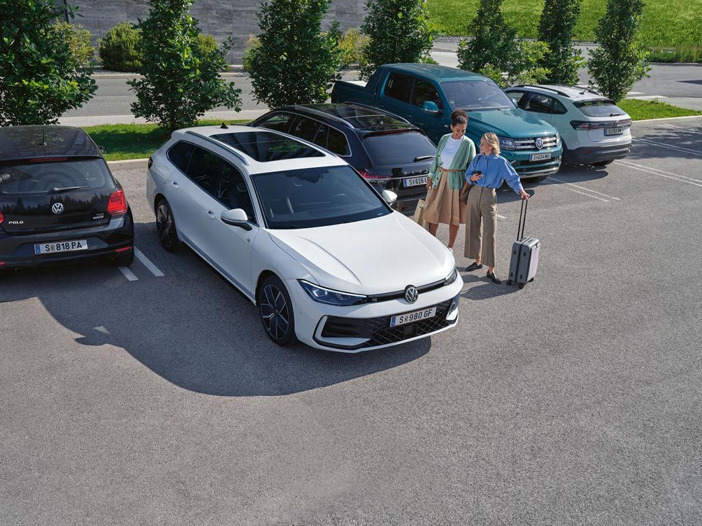 VW Passat Alltrack parkt vor einem Einfamilienhaus