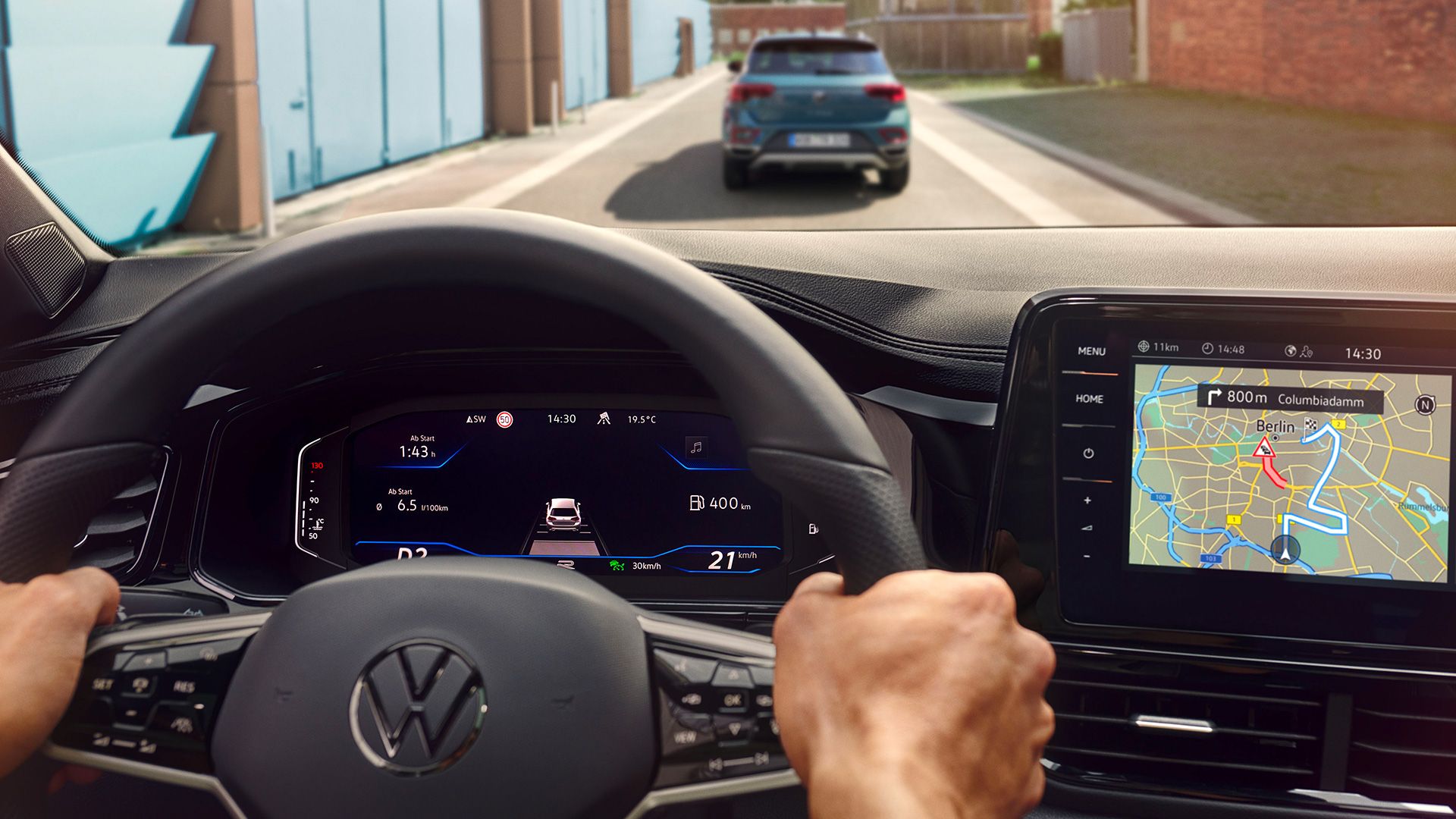 Интериорът на VW T-Roc, детайлен поглед към Digital Cockpit с активиран Travel Assist