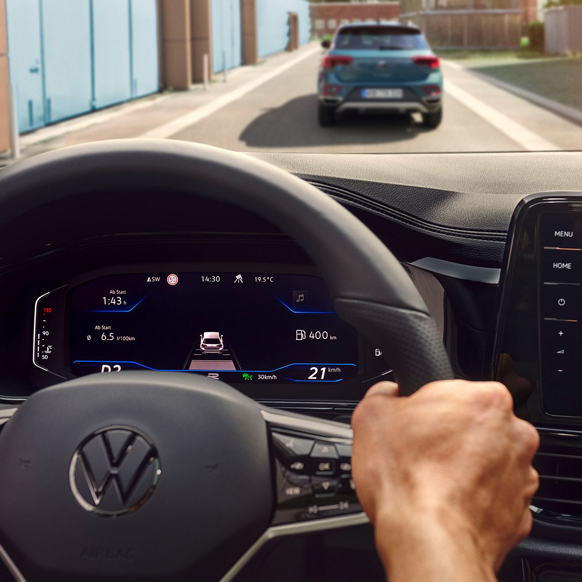 Интериорът на VW T-Roc, детайлен поглед към Digital Cockpit с активиран Travel Assist