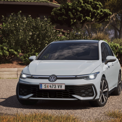 Golf GTE auf Straße hinter Haus 
