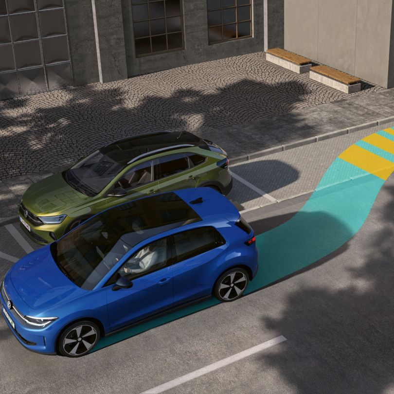 Илюстрацията показва VW ID. Polo, който се движи назад към странично паркомясто с Park Assist Plus.