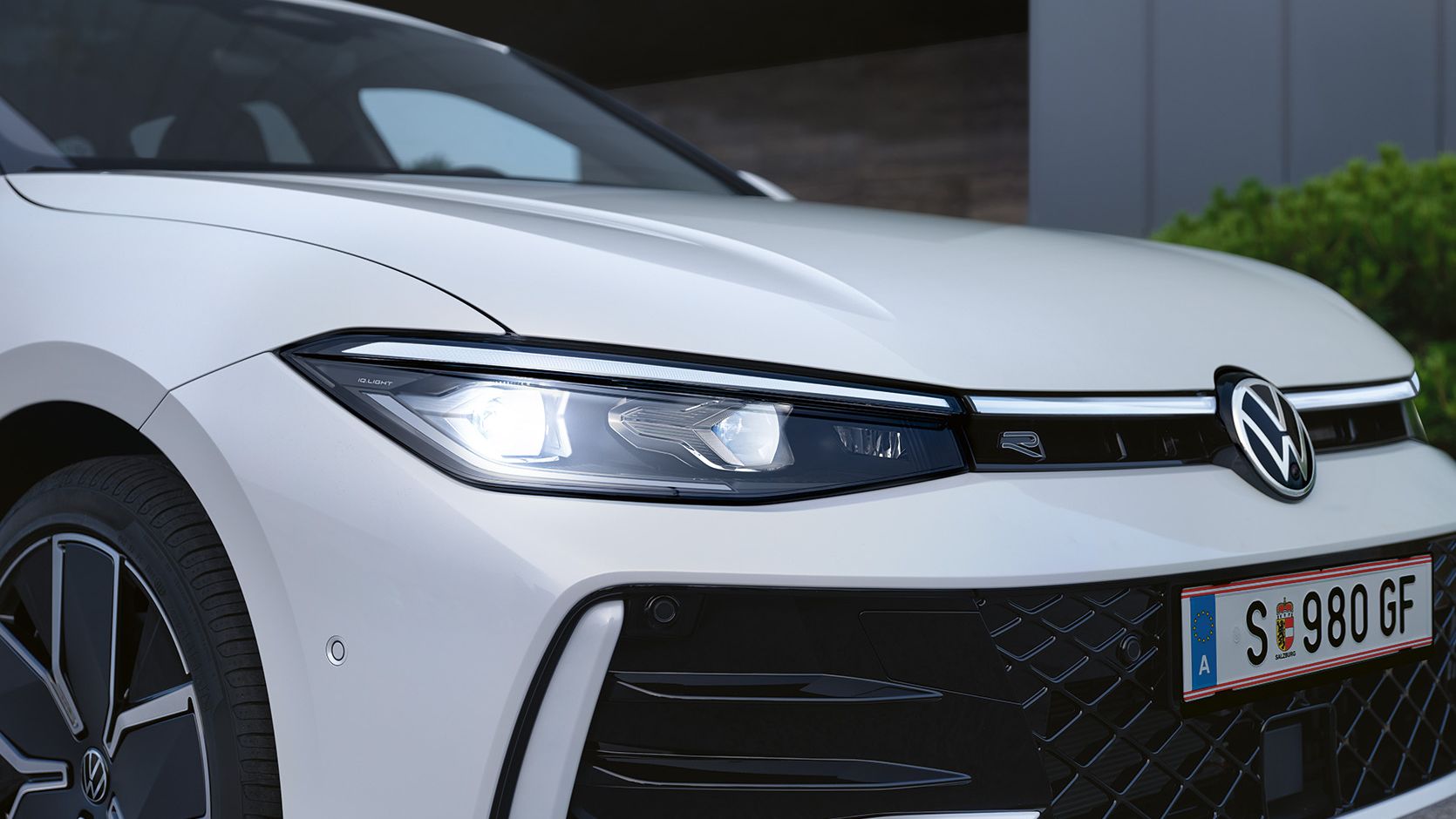LED-Matrix фаровете на фокус в бял VW Passat.