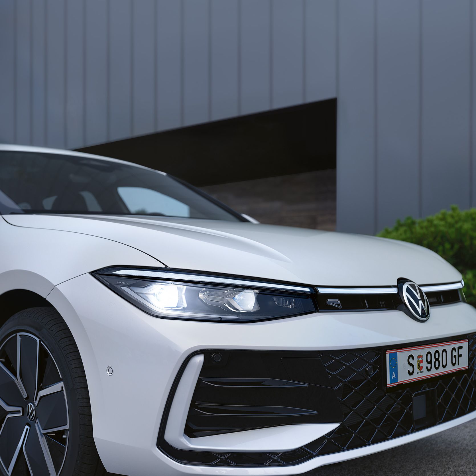 LED-Matrix фаровете на фокус в бял VW Passat.