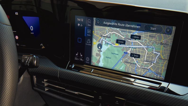 Интериор на Volkswagen Golf с включена навигация и безжично зареждане на смартфон