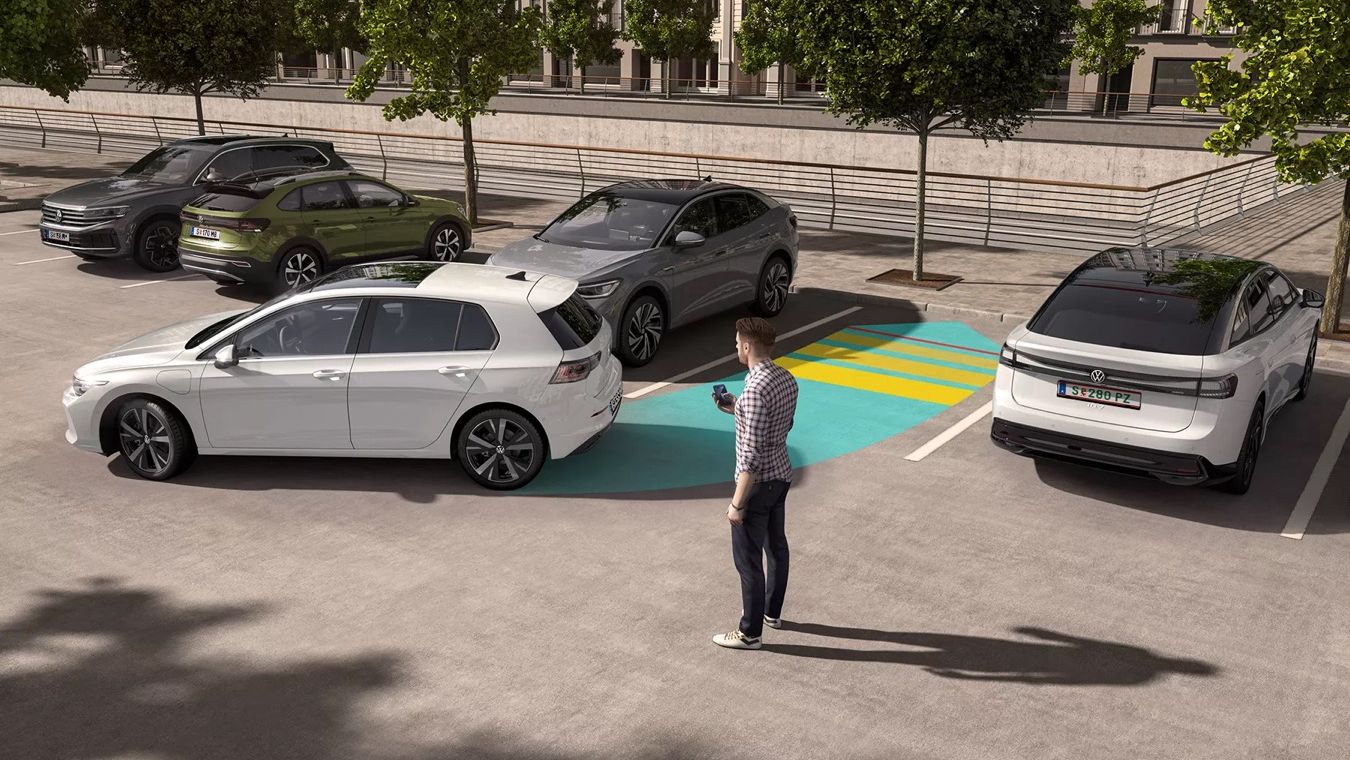 Ein weißer VW Golf nutzt den visuell sichtbar gemachten Park Assist Pro zum Einparken.