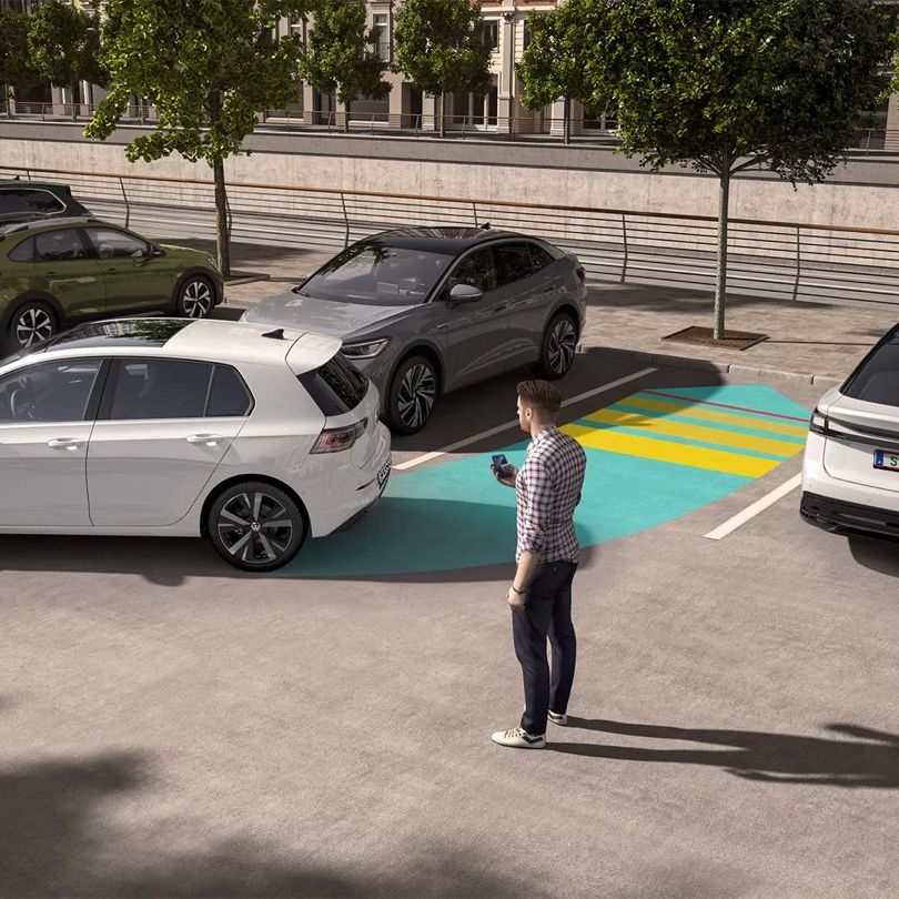 Ein weißer VW Golf nutzt den visuell sichtbar gemachten Park Assist Pro zum Einparken.