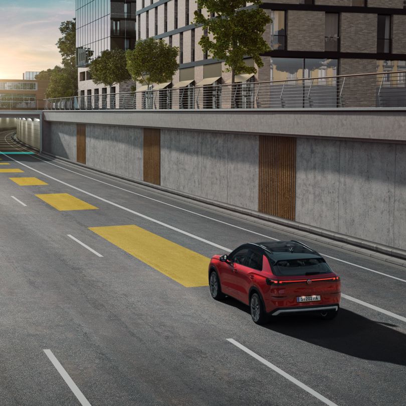 Червен Volkswagen ID.5 на градска магистрала с активирана предиктивна система за автопилот (Predictive Cruise Control)