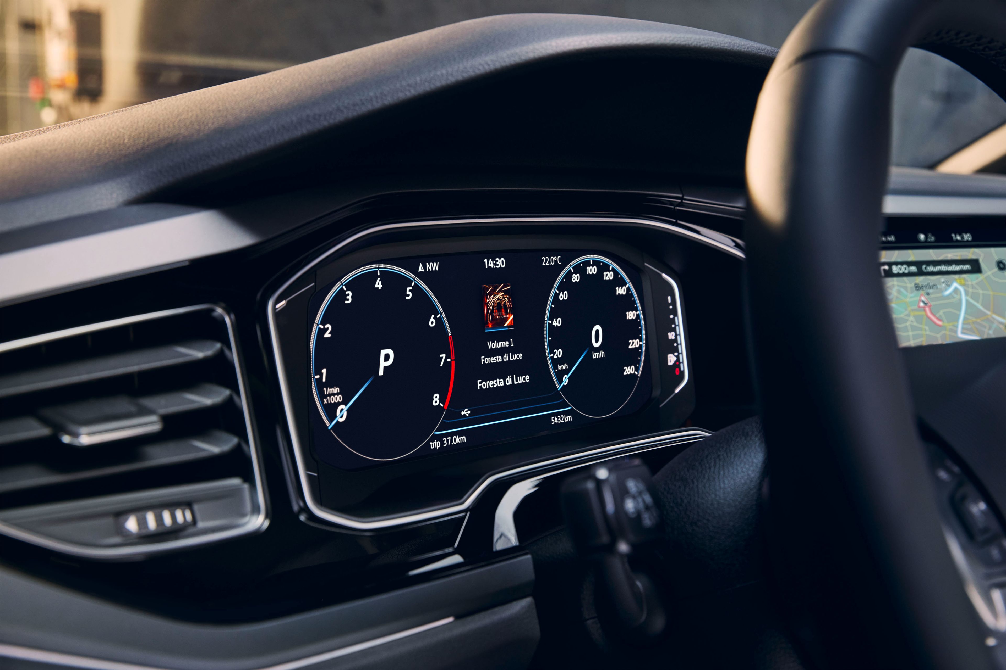 Детайлен поглед към предлагания като опция Digital Cockpit Pro във VW Polo, с изобразяване на скоростомер и навигация.