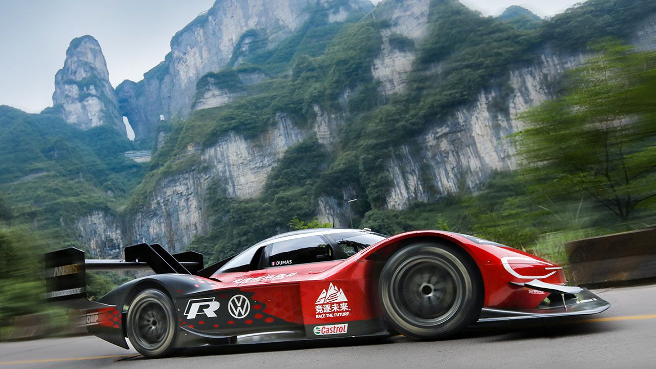 Рекордният опит на Volkswagen ID.R в планината Тянмън в Китай.