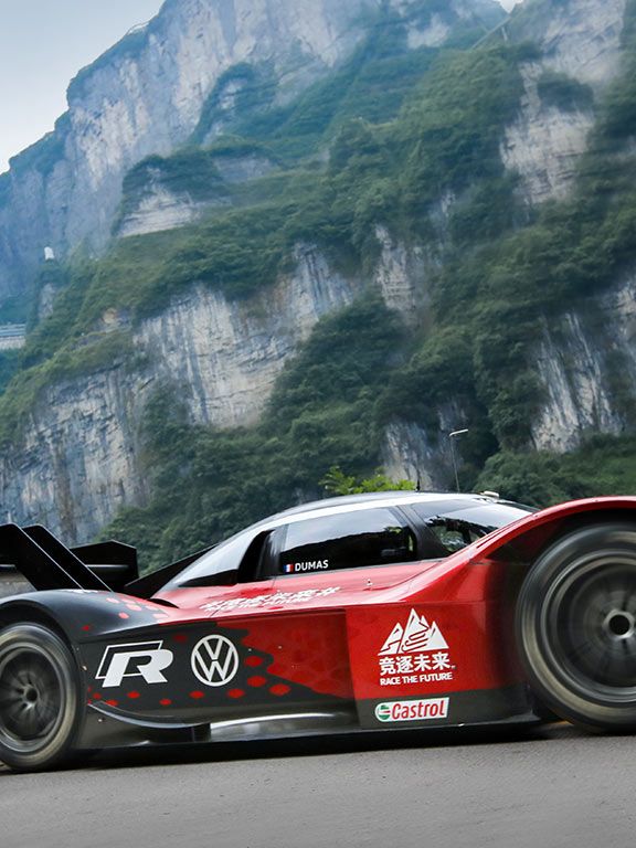 Рекордният опит на Volkswagen ID.R в планината Тянмън в Китай.