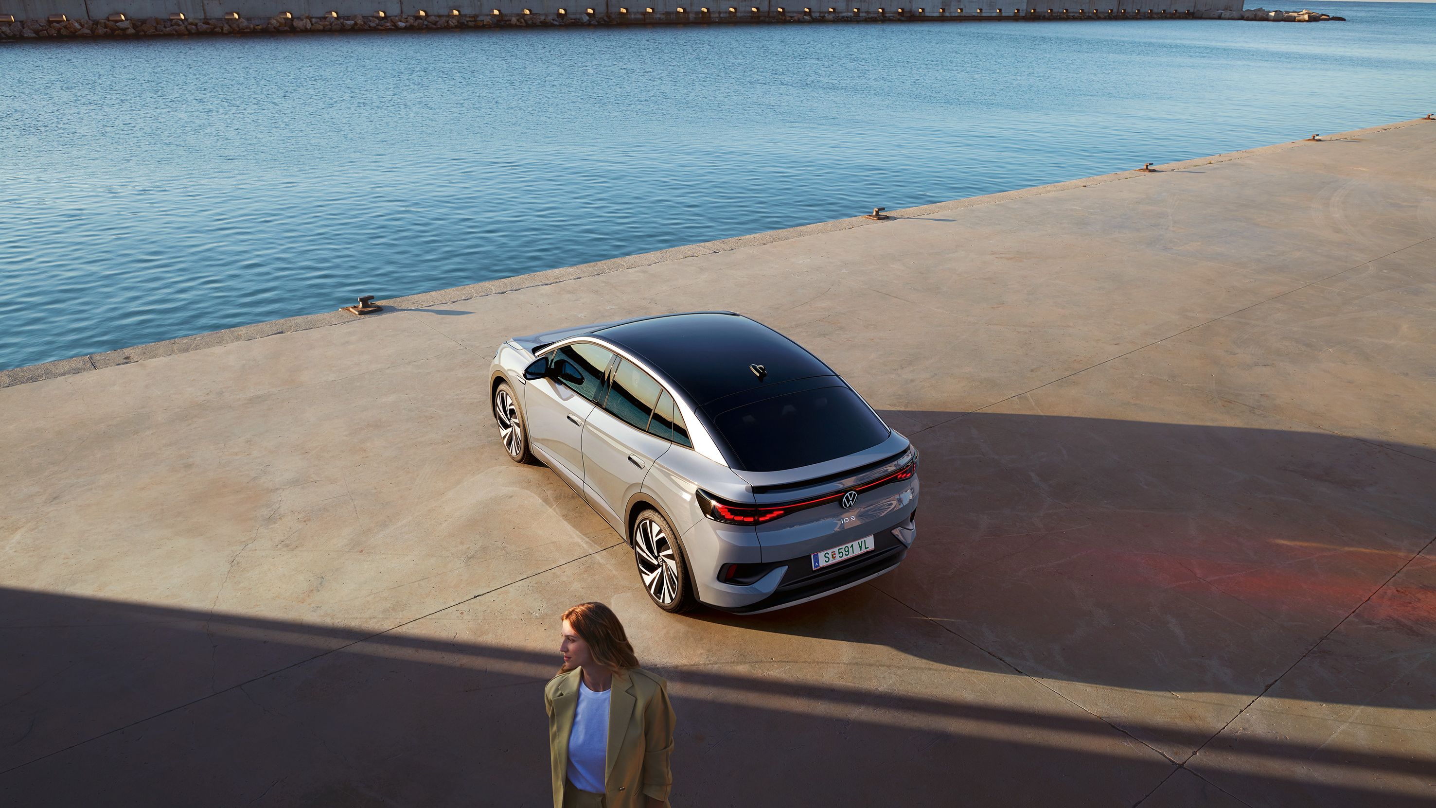 VW ID.5 geparkt am Hafen