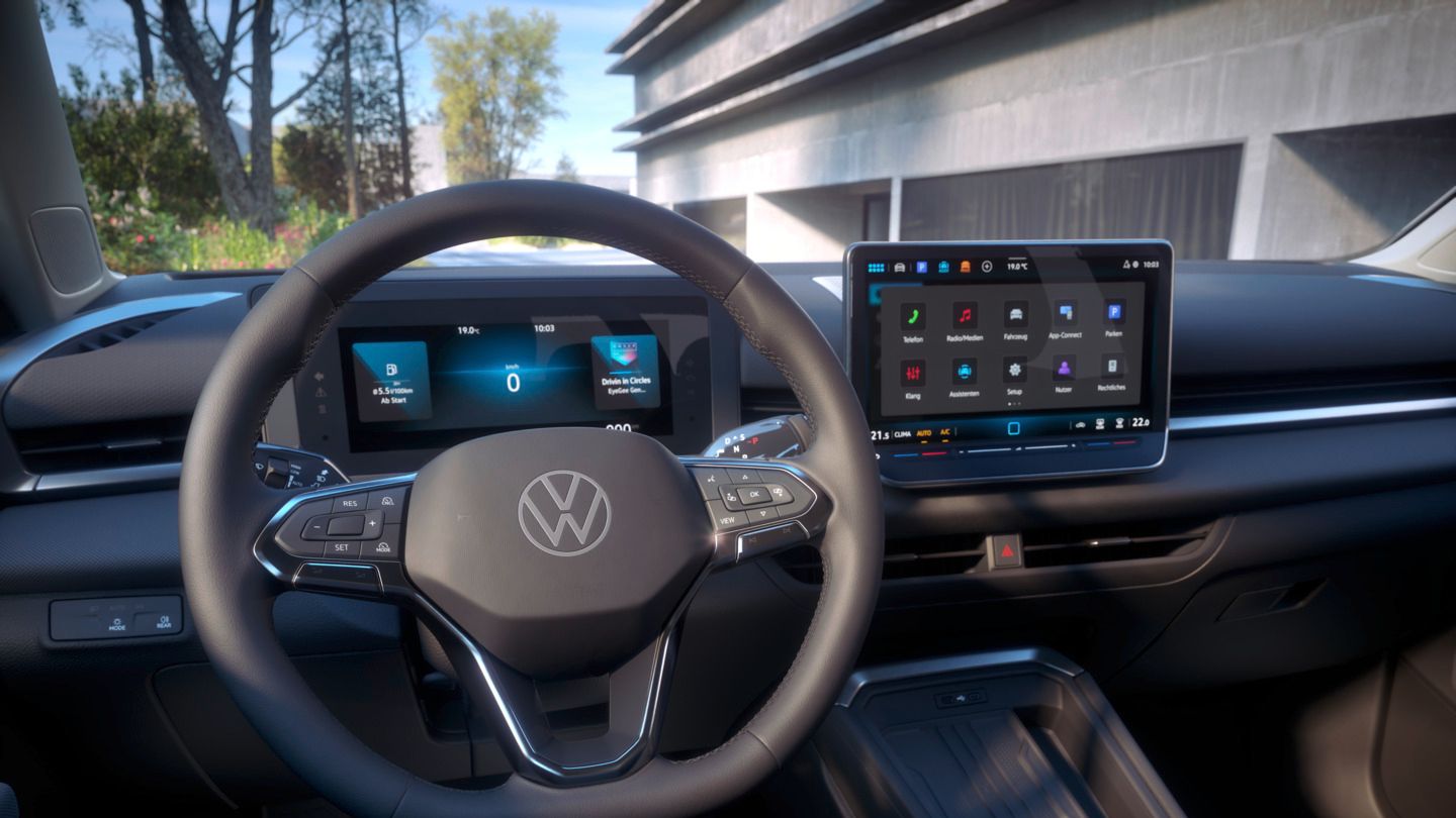 Модерен интериор на Volkswagen с мултифункционален волан и дигитален кокпит с централен дисплей