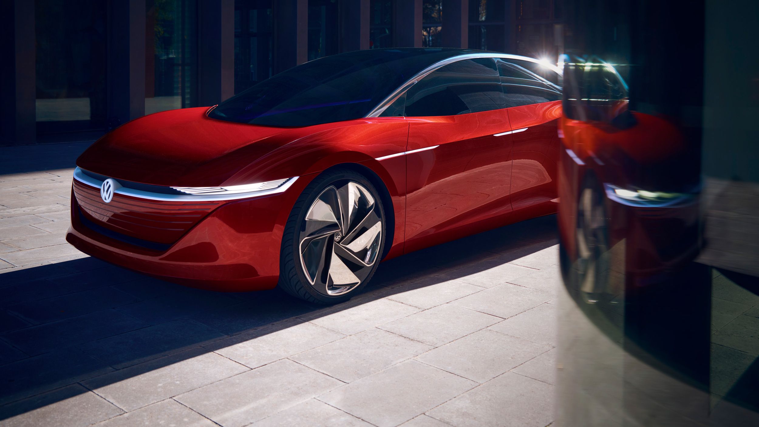 VW ID. Vizzion Електромобил червен Изглед отпред Изглед отстрани