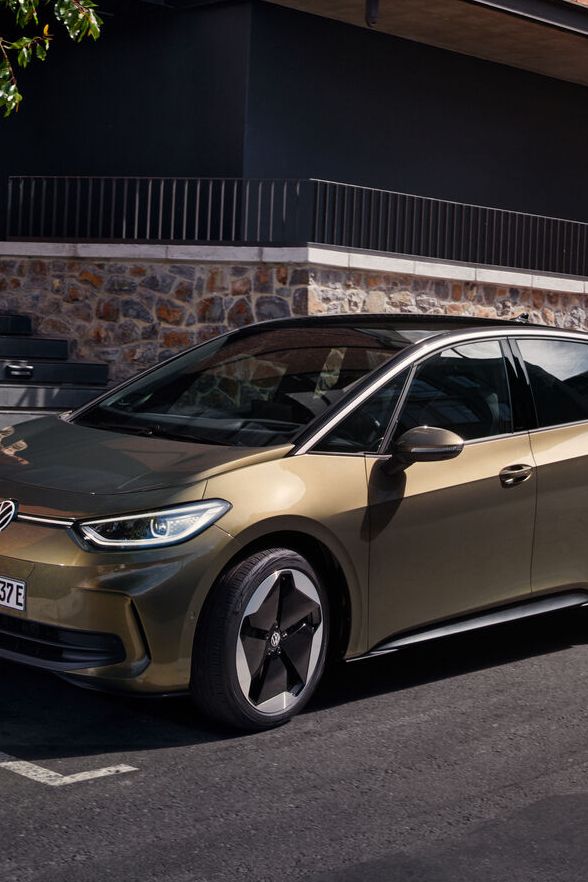 Поглед към VW ID.3 в цвят "Dark Olivine Green Metallic", паркиран отстрани на улица, до бордюра.