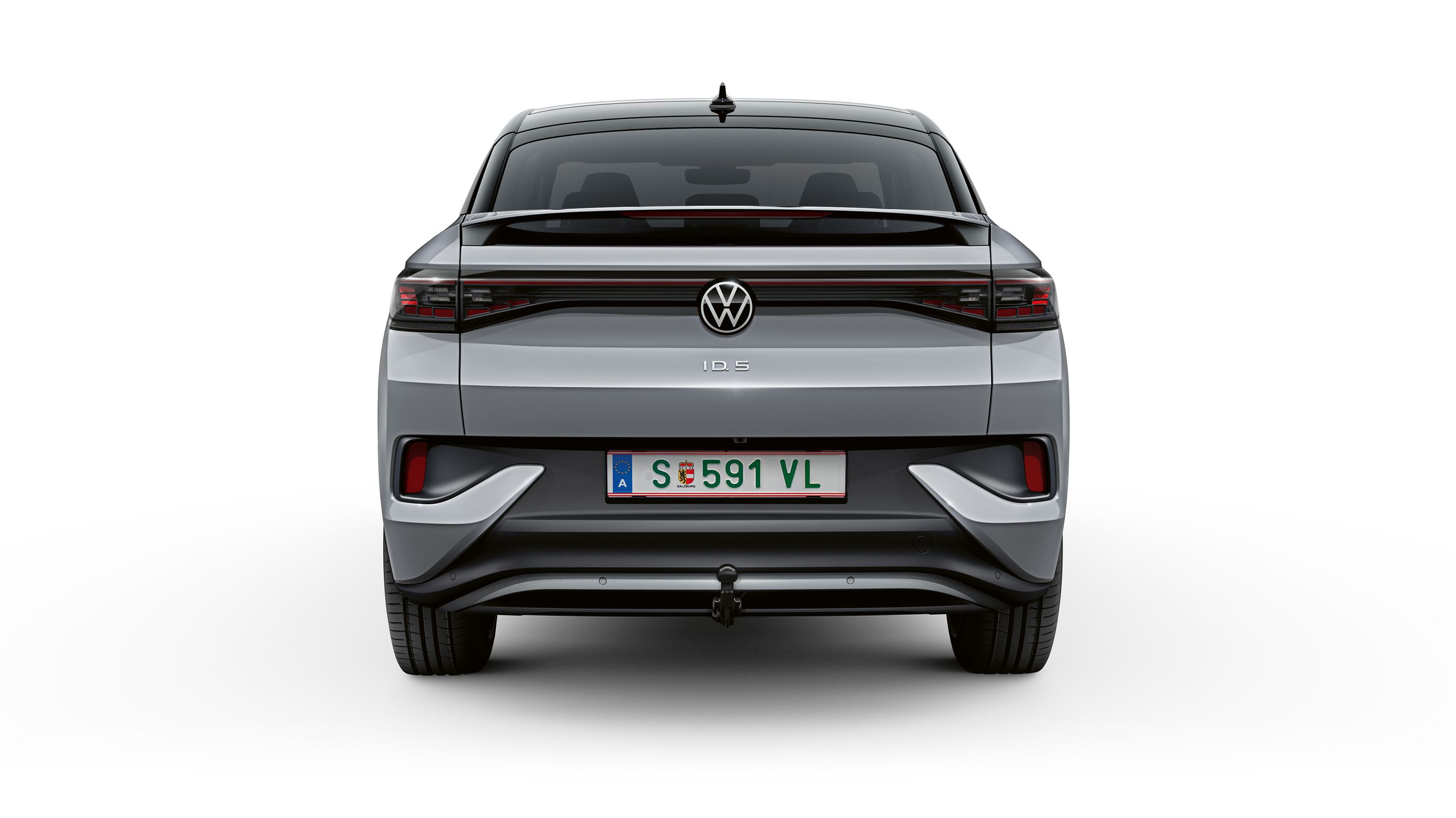 Heckansicht des VW ID.5 mit ausgeschwenkter Anhängevorrichtung.
