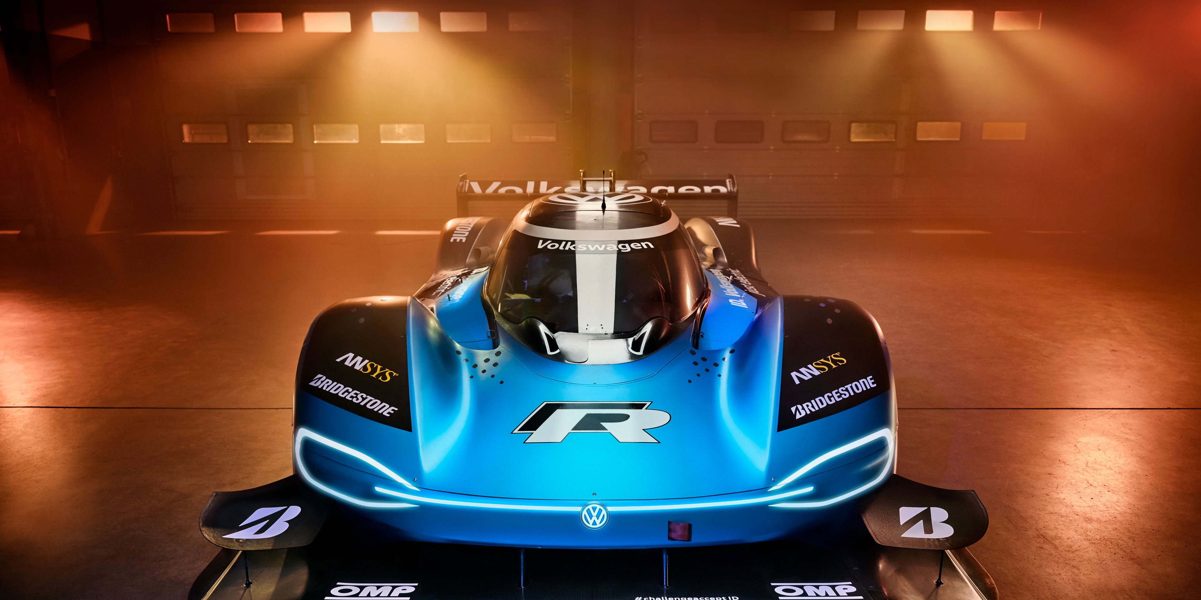 Електрическият състезателен Volkswagen ID.R в складово хале