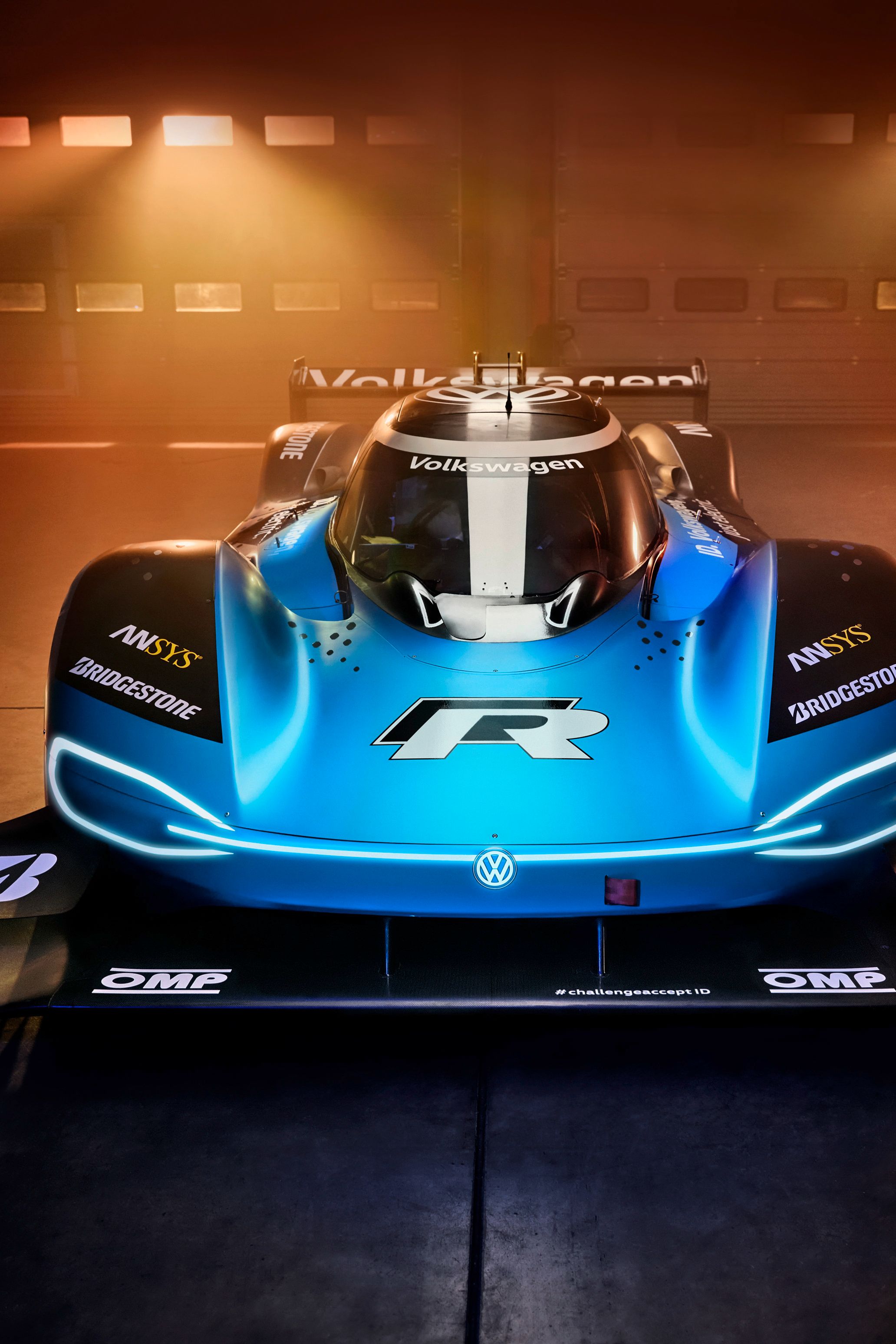 Електрическият състезателен Volkswagen ID.R в складово хале