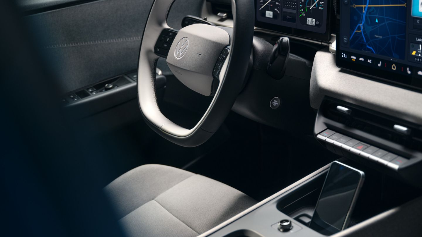 Изглед от предната пасажерска седалка към кокпита с сензорен дисплей на VW ID. Polo Style.