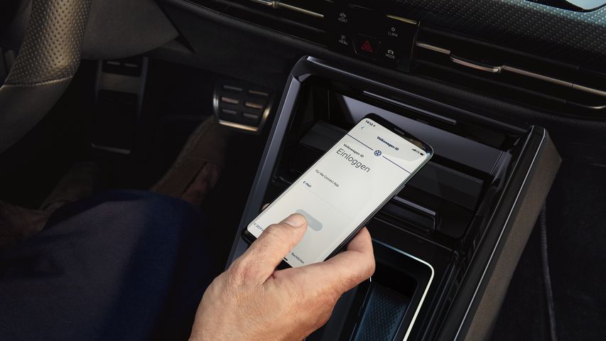 Интериор на Volkswagen Golf с включена навигация и безжично зареждане на смартфон