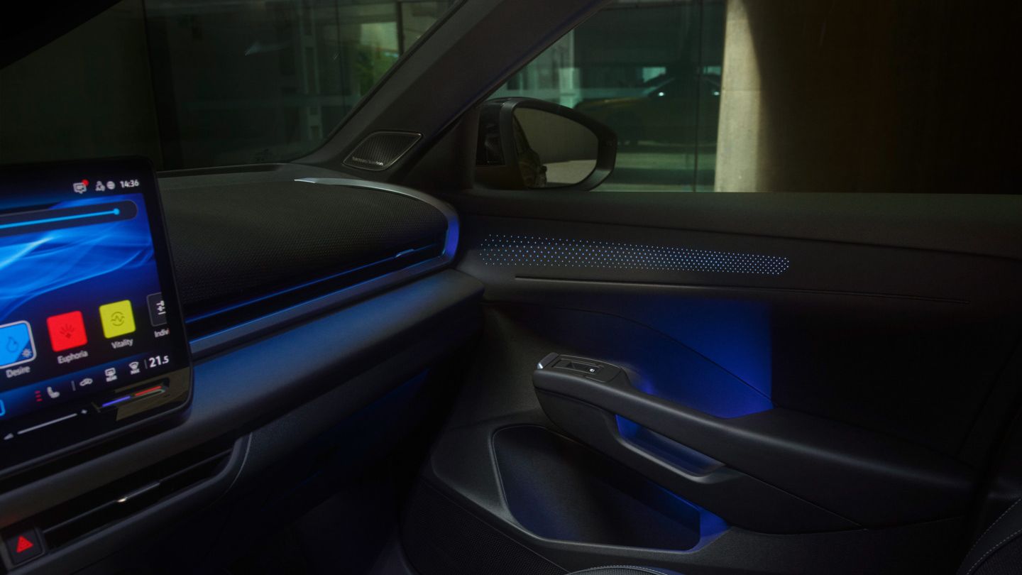 Интериор на Volkswagen с модерна мултимедийна система и синьо LED осветление на вратите