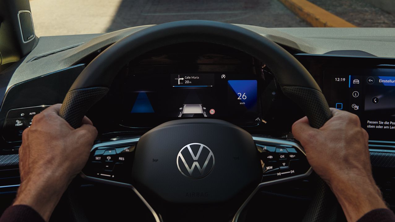Изглед от мястото на водача във Volkswagen Golf с активиран head-up дисплей, показващ навигация и скорост върху предното стъкло