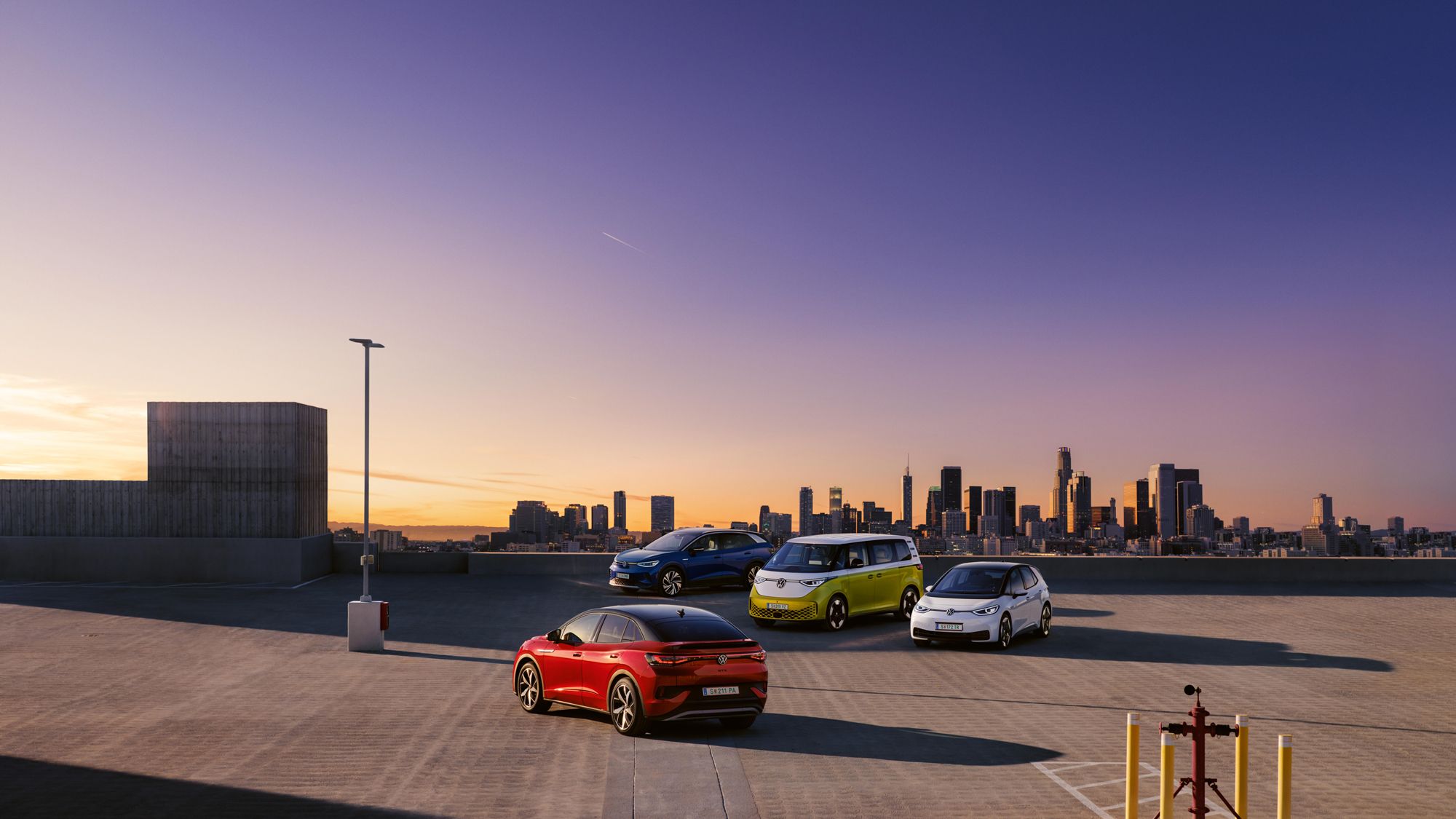 VW ID.4 в синьо, VW ID.Buzz в жълто и VW ID.5 в червено