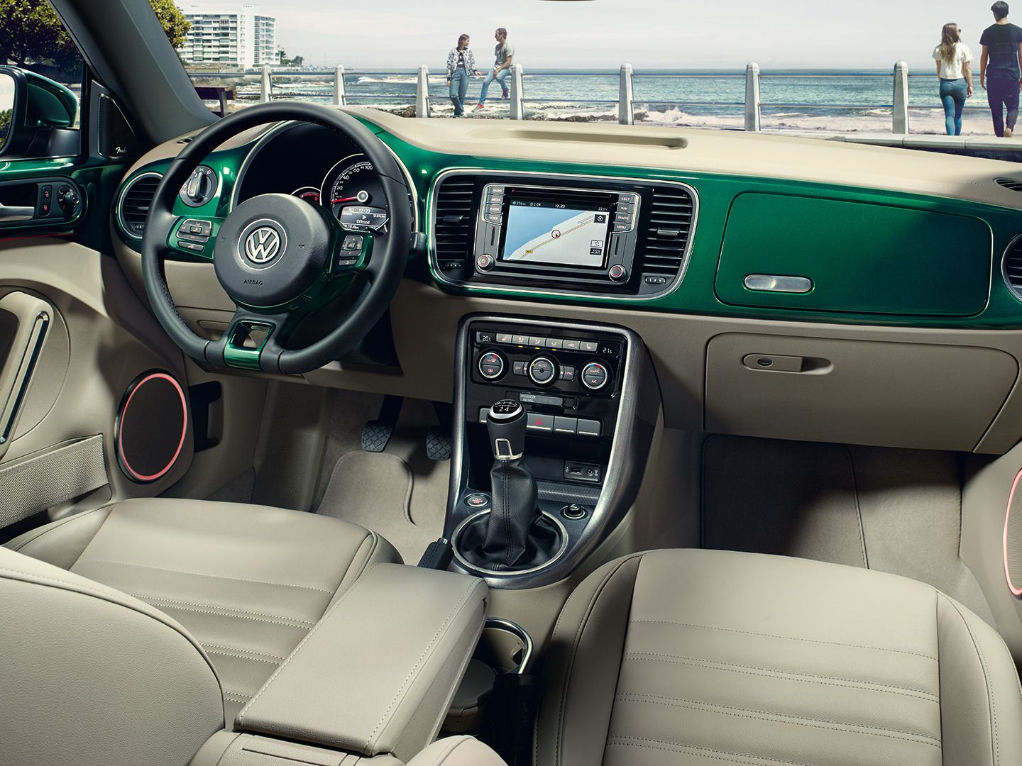 Интериор на Volkswagen Beetle с навигация и зелени акценти.
