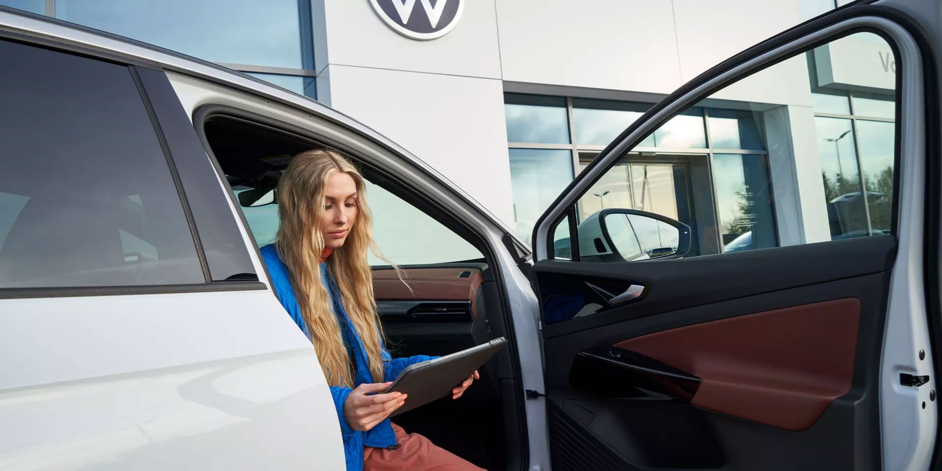 Жена седи при отворена врата в VW ID.