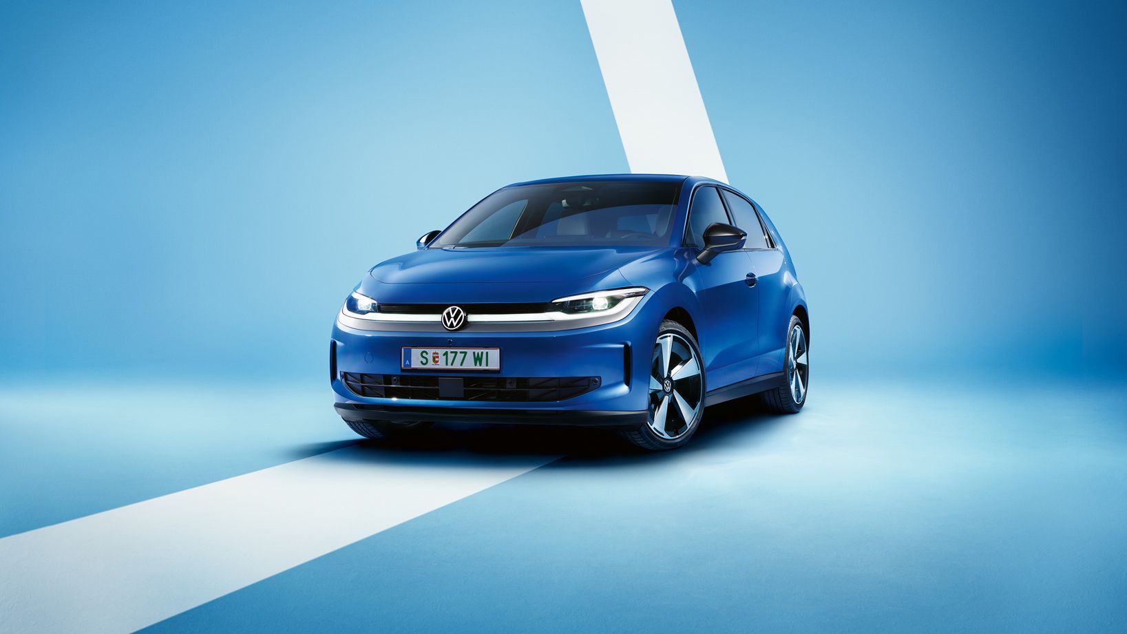 Син VW ID. Поло стил диагонално отпред на светлосин фон.