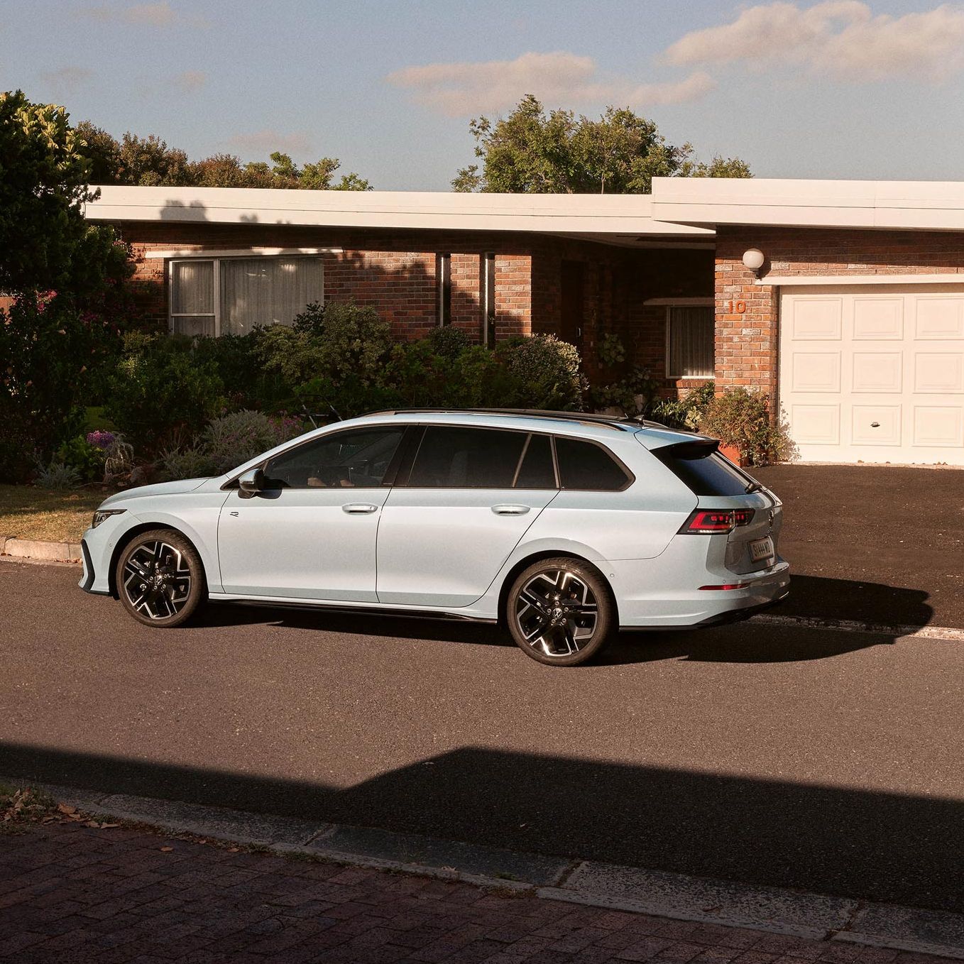 Сребрист Volkswagen Golf Variant паркиран пред едноетажна къща