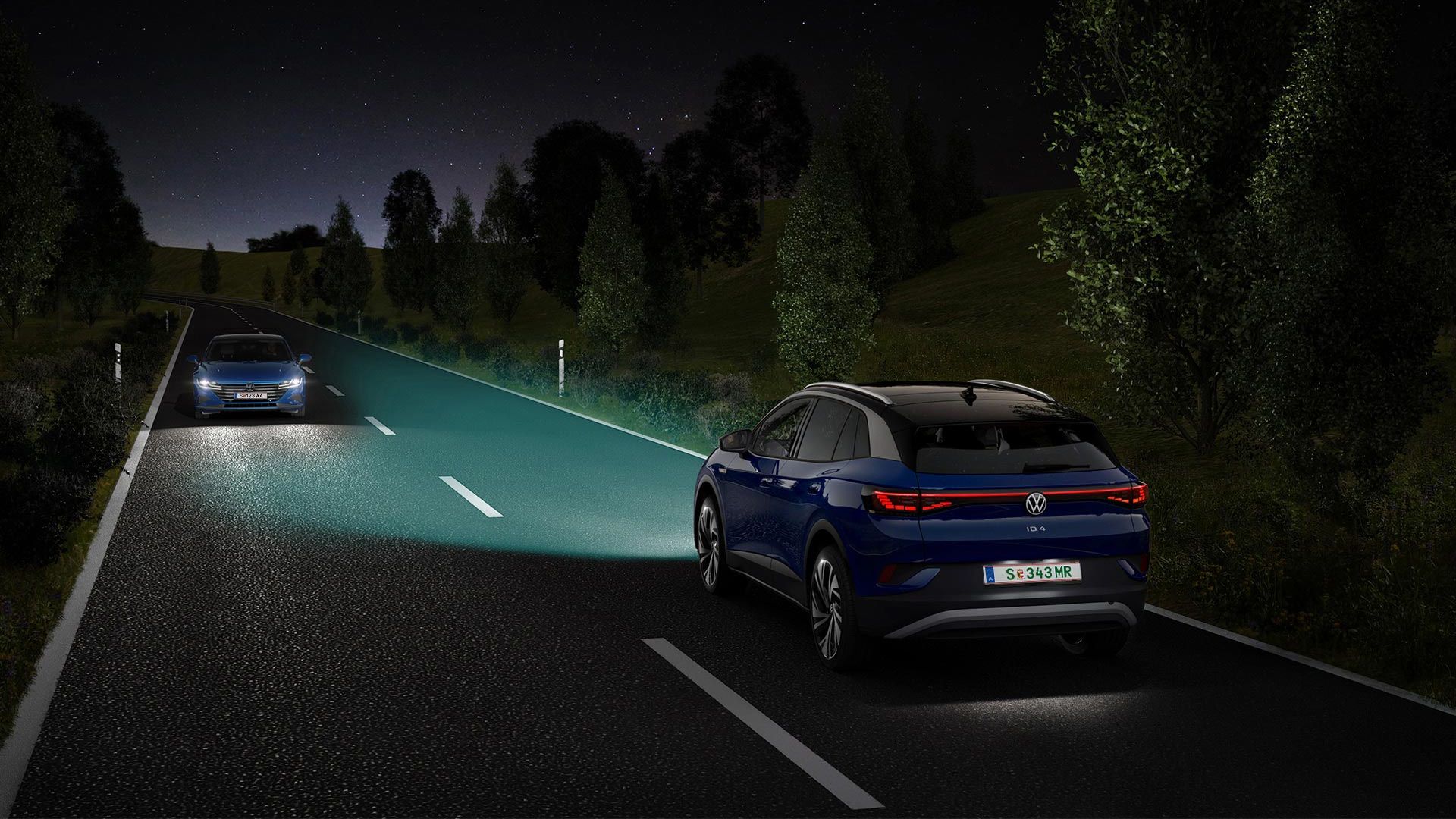 Син VW ID.4 се движи по нощна улица с включени светлини.