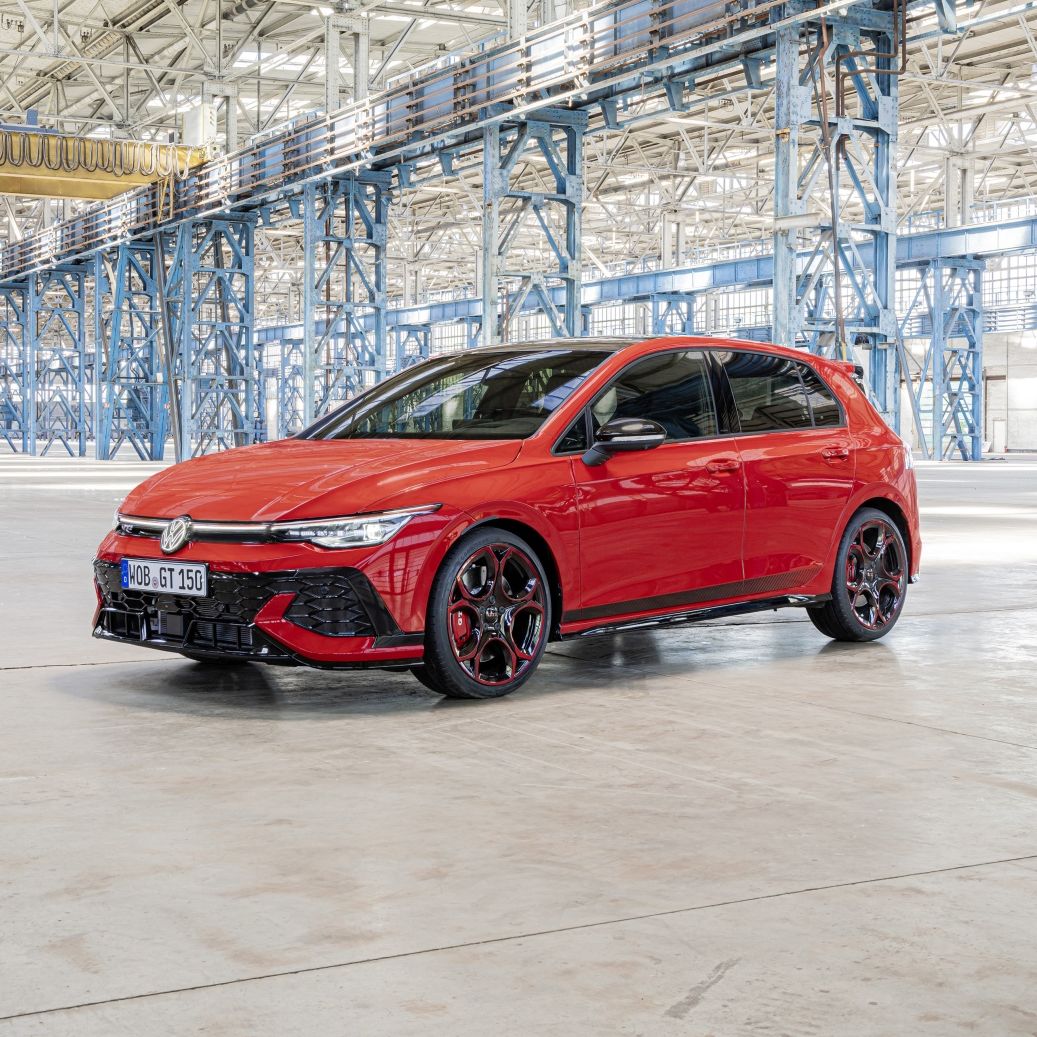 Червен Volkswagen Golf GTI осмо поколение в индустриална зала