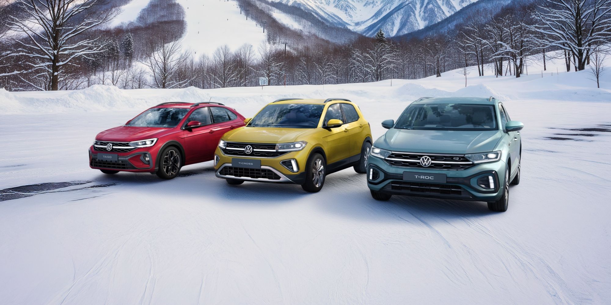 Три модела на Volkswagen – Taigo, T-Cross и T-Roc – паркирани на заснежен пейзаж с планини на заден план.