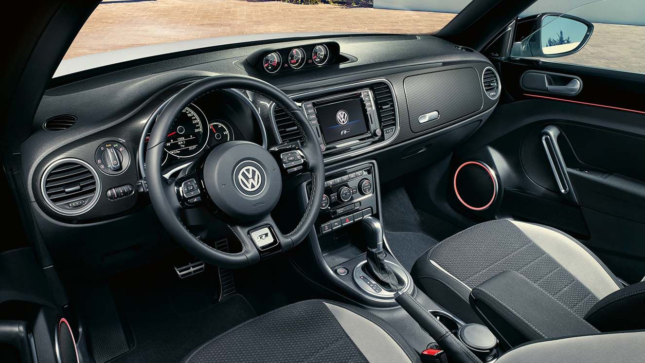 VW Beetle Cabrio R-Line интериор и кокпит