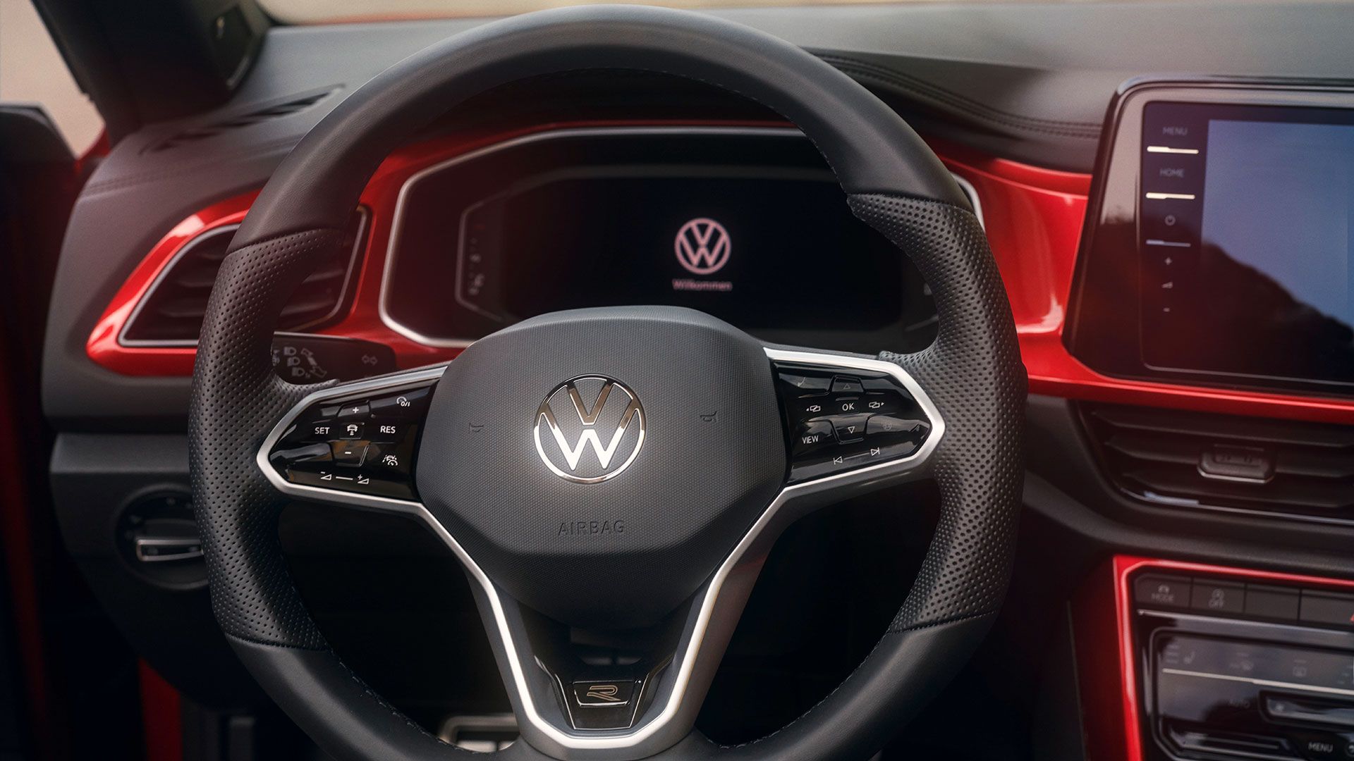 Поглед към мултифункционалния волан и Digital Cockpit във VW T-Roc Cabriolet. 