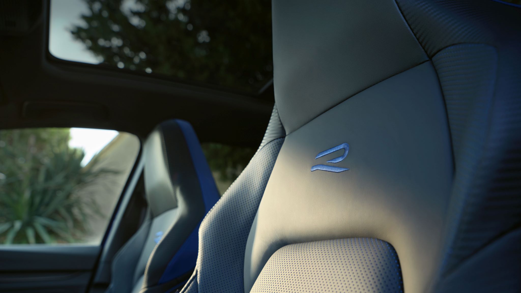 Frontsitze des Golf R Variant mit R-Logo.