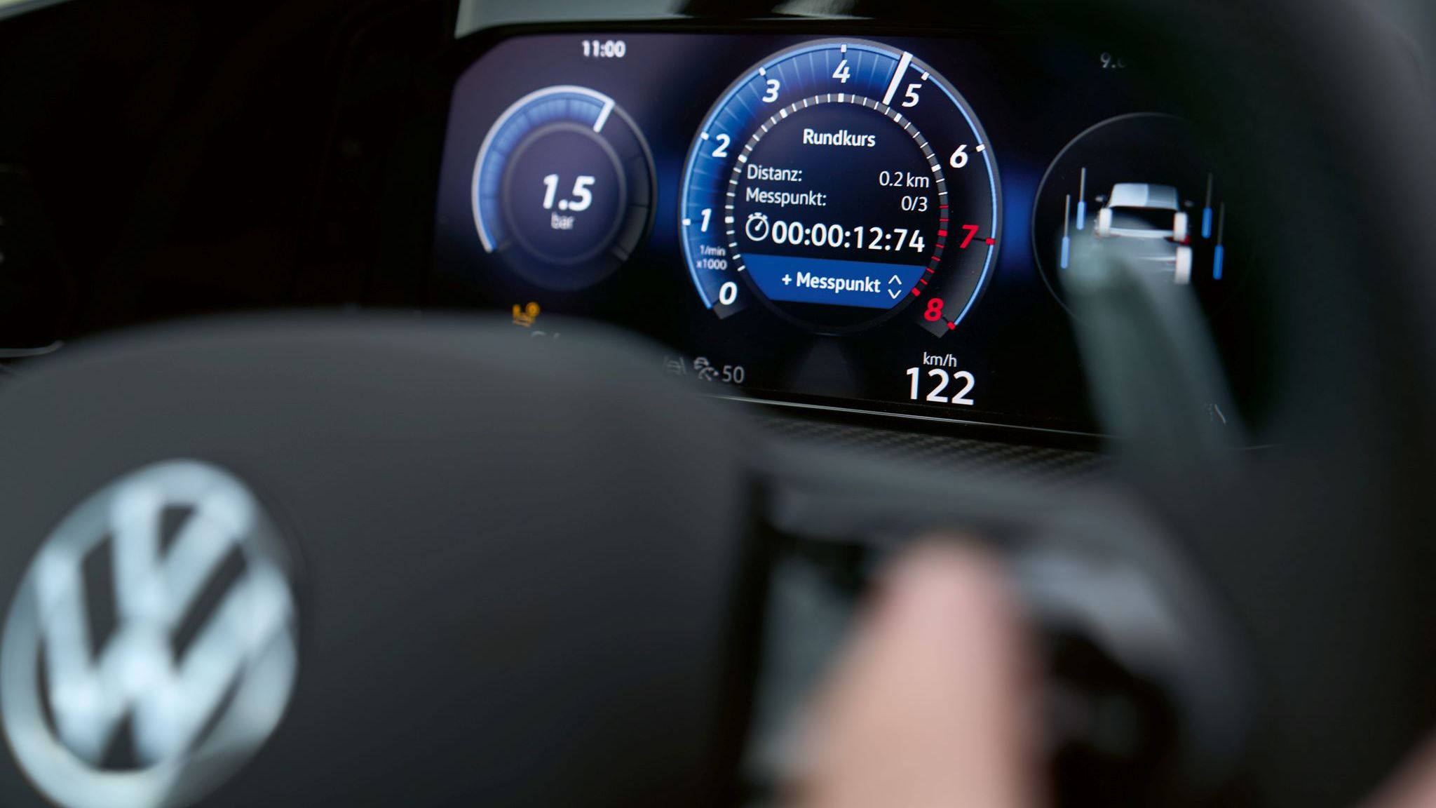 Detailshot vom Tachometer des Golf R