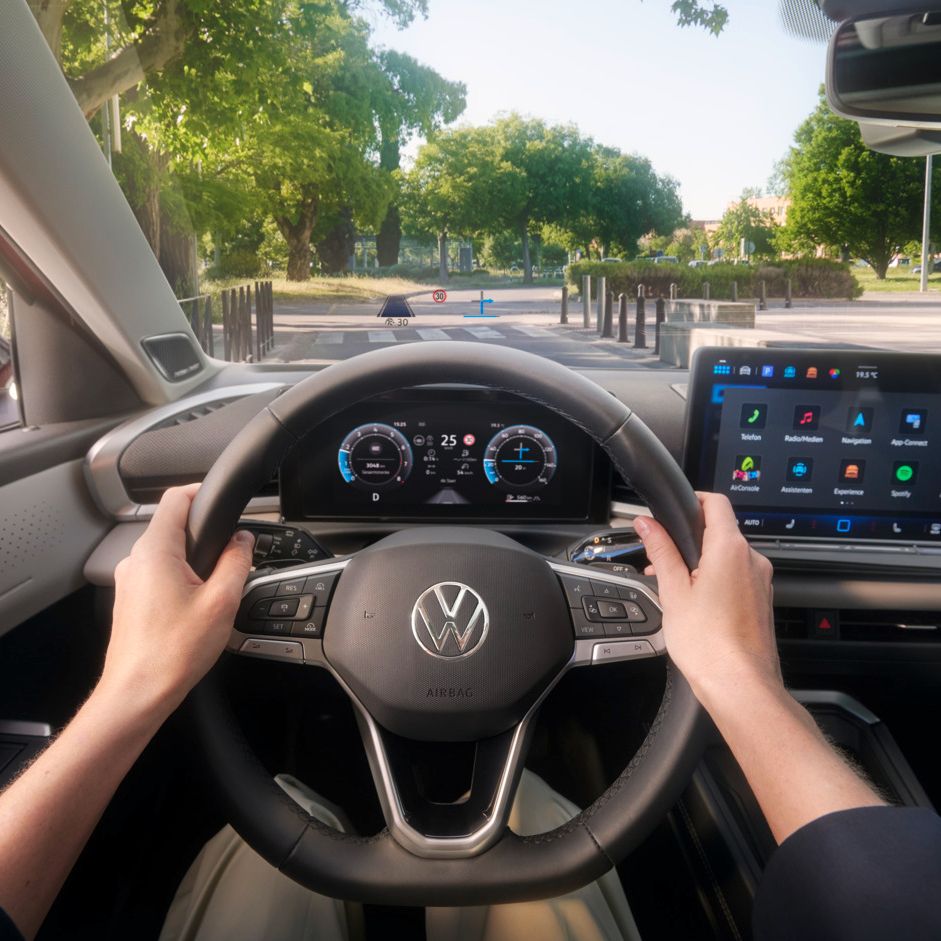Volkswagen T-Roc в жълт цвят, заснет в градска среда с модерен архитектурен фон.