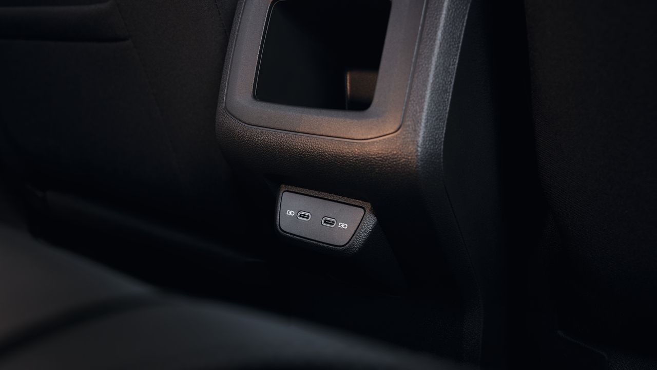 Изглед отблизо на USB-C портовете на задните седалки