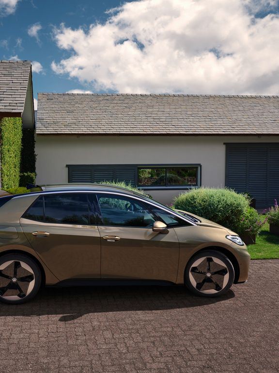 Поглед към VW ID.3, паркиран пред гараж.